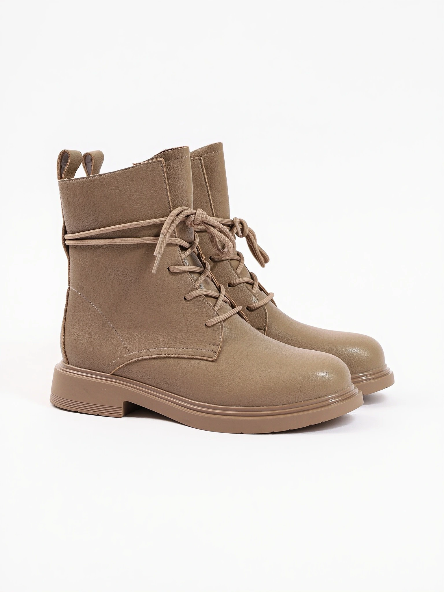 Ботинки-дерби бежевого цвета из натуральной кожи